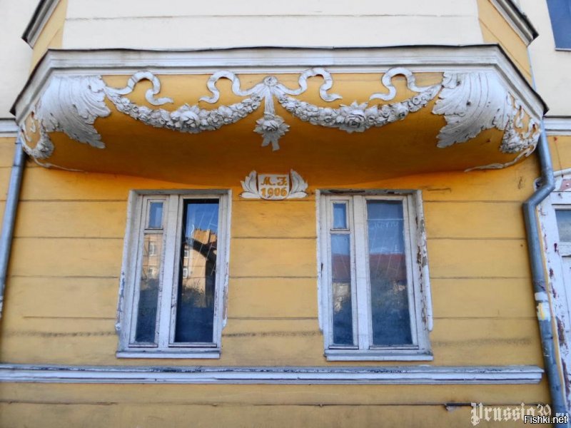 А у нас то... Смотрю на эту красоту в посте и прямо сердце кровью обливается. Первое фото: умирающее здание бывшего Торгового дома Штернфельда. Даже название прекрасно. "дом звёздного неба". Но таковым оно было очень давно. Позже в советские времена там был санаторий военного ведомства. Мой дед отдыхал там. А сейчас вот...(фото 2, 3, 4) Наверное ждут полного разрушения, дабы сляпать на главной улице очередного уродливого монстра, коих много понавтыкали в наш красивый уютный городок.
 Есть ещё историческое здание. Бывший отель "Восточная Пруссия". Довоенных фото не нашла. но даже сейчас печальные остатки хранят красоту здания более столетней давности. Однако похоже это не на долго. Очередной "инвестор" выкупил здание и заверил, что реконструирует и сделает гостиницу. Прошло уже почти 10 лет. Но он только разломал крышу, перекрытия всех этажей и полы первого и сё бросил разрушаться. после суда, накрыл крышей и воткнул стеклопакеты не по форме окон, но разрушение уже не остановить. Ах да! ещё два года назад распродал апартаметы(!) доверчивым людям. (фото 5, 6, 7)
 Таких рушащихся зданий у нас по области более чем достаточно. А где их нет? Но печаль, что здания просто уникальны в своей архитектуре и многие в историческом значении. Единственный пример хорошего обновления в нашем городе из практически руин, это бывшая водонапрная башня города. Теперь там музей кошек. "Мурариум". Но идаже рядом с этой красотой впендюрили кошмарный чёрный гроб отеля! Как контраст отлично, но как вид... Фото 8-довоенное, фото9 во времена разрушения, и остальные-нынешний вид. А последнее фото здание, которого уже не существует. Сначала тоже "реконстуировали" и обещали.