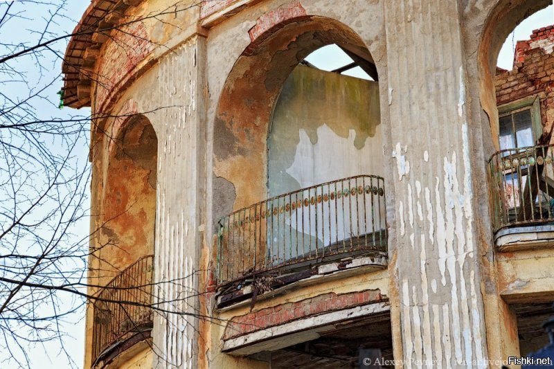 А у нас то... Смотрю на эту красоту в посте и прямо сердце кровью обливается. Первое фото: умирающее здание бывшего Торгового дома Штернфельда. Даже название прекрасно. "дом звёздного неба". Но таковым оно было очень давно. Позже в советские времена там был санаторий военного ведомства. Мой дед отдыхал там. А сейчас вот...(фото 2, 3, 4) Наверное ждут полного разрушения, дабы сляпать на главной улице очередного уродливого монстра, коих много понавтыкали в наш красивый уютный городок.
 Есть ещё историческое здание. Бывший отель "Восточная Пруссия". Довоенных фото не нашла. но даже сейчас печальные остатки хранят красоту здания более столетней давности. Однако похоже это не на долго. Очередной "инвестор" выкупил здание и заверил, что реконструирует и сделает гостиницу. Прошло уже почти 10 лет. Но он только разломал крышу, перекрытия всех этажей и полы первого и сё бросил разрушаться. после суда, накрыл крышей и воткнул стеклопакеты не по форме окон, но разрушение уже не остановить. Ах да! ещё два года назад распродал апартаметы(!) доверчивым людям. (фото 5, 6, 7)
 Таких рушащихся зданий у нас по области более чем достаточно. А где их нет? Но печаль, что здания просто уникальны в своей архитектуре и многие в историческом значении. Единственный пример хорошего обновления в нашем городе из практически руин, это бывшая водонапрная башня города. Теперь там музей кошек. "Мурариум". Но идаже рядом с этой красотой впендюрили кошмарный чёрный гроб отеля! Как контраст отлично, но как вид... Фото 8-довоенное, фото9 во времена разрушения, и остальные-нынешний вид. А последнее фото здание, которого уже не существует. Сначала тоже "реконстуировали" и обещали.