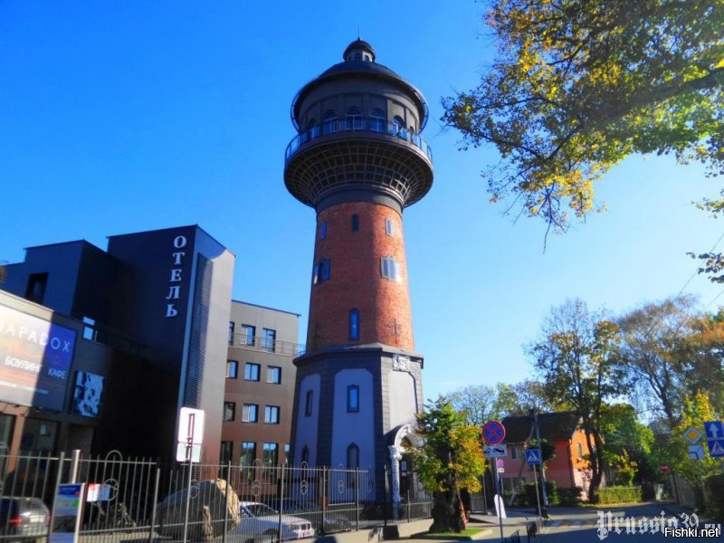 А у нас то... Смотрю на эту красоту в посте и прямо сердце кровью обливается. Первое фото: умирающее здание бывшего Торгового дома Штернфельда. Даже название прекрасно. "дом звёздного неба". Но таковым оно было очень давно. Позже в советские времена там был санаторий военного ведомства. Мой дед отдыхал там. А сейчас вот...(фото 2, 3, 4) Наверное ждут полного разрушения, дабы сляпать на главной улице очередного уродливого монстра, коих много понавтыкали в наш красивый уютный городок.
 Есть ещё историческое здание. Бывший отель "Восточная Пруссия". Довоенных фото не нашла. но даже сейчас печальные остатки хранят красоту здания более столетней давности. Однако похоже это не на долго. Очередной "инвестор" выкупил здание и заверил, что реконструирует и сделает гостиницу. Прошло уже почти 10 лет. Но он только разломал крышу, перекрытия всех этажей и полы первого и сё бросил разрушаться. после суда, накрыл крышей и воткнул стеклопакеты не по форме окон, но разрушение уже не остановить. Ах да! ещё два года назад распродал апартаметы(!) доверчивым людям. (фото 5, 6, 7)
 Таких рушащихся зданий у нас по области более чем достаточно. А где их нет? Но печаль, что здания просто уникальны в своей архитектуре и многие в историческом значении. Единственный пример хорошего обновления в нашем городе из практически руин, это бывшая водонапрная башня города. Теперь там музей кошек. "Мурариум". Но идаже рядом с этой красотой впендюрили кошмарный чёрный гроб отеля! Как контраст отлично, но как вид... Фото 8-довоенное, фото9 во времена разрушения, и остальные-нынешний вид. А последнее фото здание, которого уже не существует. Сначала тоже "реконстуировали" и обещали.