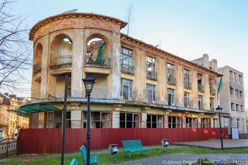 А у нас то... Смотрю на эту красоту в посте и прямо сердце кровью обливается. Первое фото: умирающее здание бывшего Торгового дома Штернфельда. Даже название прекрасно. "дом звёздного неба". Но таковым оно было очень давно. Позже в советские времена там был санаторий военного ведомства. Мой дед отдыхал там. А сейчас вот...(фото 2, 3, 4) Наверное ждут полного разрушения, дабы сляпать на главной улице очередного уродливого монстра, коих много понавтыкали в наш красивый уютный городок.
 Есть ещё историческое здание. Бывший отель "Восточная Пруссия". Довоенных фото не нашла. но даже сейчас печальные остатки хранят красоту здания более столетней давности. Однако похоже это не на долго. Очередной "инвестор" выкупил здание и заверил, что реконструирует и сделает гостиницу. Прошло уже почти 10 лет. Но он только разломал крышу, перекрытия всех этажей и полы первого и сё бросил разрушаться. после суда, накрыл крышей и воткнул стеклопакеты не по форме окон, но разрушение уже не остановить. Ах да! ещё два года назад распродал апартаметы(!) доверчивым людям. (фото 5, 6, 7)
 Таких рушащихся зданий у нас по области более чем достаточно. А где их нет? Но печаль, что здания просто уникальны в своей архитектуре и многие в историческом значении. Единственный пример хорошего обновления в нашем городе из практически руин, это бывшая водонапрная башня города. Теперь там музей кошек. "Мурариум". Но идаже рядом с этой красотой впендюрили кошмарный чёрный гроб отеля! Как контраст отлично, но как вид... Фото 8-довоенное, фото9 во времена разрушения, и остальные-нынешний вид. А последнее фото здание, которого уже не существует. Сначала тоже "реконстуировали" и обещали.