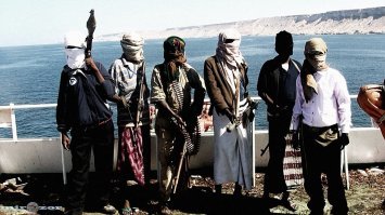 Как бы кинематограф не романтизировал образ пирата, они как были головорезами так и остались ими сейчас. Если б не законодательные проблемы с пересечением различных территориальных вод, капитаны и команда современных танкеров, барж, яхт, и прочих судов - были бы вооружены огнестрельным оружием.
Потому что типичные пираты, это не Джек Воробей и команда, которые ищут сокровища.. это моторная лодка с дюжиной папуасов с соседних берегов, которым утомительно ловить рыбу, или растить кокос, или возделывать злаки.. им легче взять на абордаж мимпроходящее судно, грабануть его, и если там ценный груз, то ещё и поторговаться с владельцем за него и за заложников. И если, для пущей убедительности, надо отрезать кому-то голову, они это сделают не моргнув глазом. Беда тем у кого нет ничего ценного, в лучшем случае очень сильно изобьют пока будут пытать где золото и ограбят по мелочи, типо часы, серьги кольца.. в худшем случае угонят в рабство или убьют, что обычно обозначает одно и тоже, просто первое - растянуто во времени. ну и понятно что будет с командой, если пиратам приглянётся ваше судно, и у них уже есть заказ на угон и готовый клиент на покупку.. в лучшем случае части ваших тел вынесет на берег, и может кого-то опознают по татуировке.. но скорее всего, всяк команда - пойдёт на корм рыбам.
Это ж не белые приличные люди, джентельмены удачи, которые манерно опустошат ваши карманы и извиняться перед дамами за испорченный вечер. Это попуасы, которые используя более-менее современные средства - будут грабить самым кровавым образом.
"Мёртвых людей - обыскивать проще"