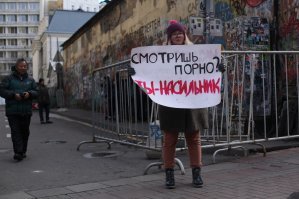 Это не феминистки, это феминации. Феминизм понятие, в котором собрано и перепутано множество взаимоисключающих идей. Если вкратце, то следует отличать феминизм классический (равные права и обязанности, вне зависимости от пола), феминизм тупоп@здный (вседозволенность и никаких обязанностей) и просто мужененавистничество aka феминацизм, порождённое психическими патологиями особенно упоротых и к идеям феминизма никоим образом не относящееся. На фото представитель феминацизма.