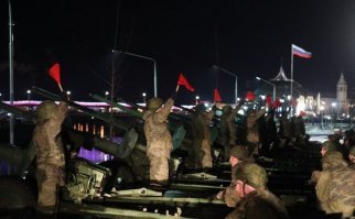 из соседнего поста....и не десантники и не Д - 30...

А тульские десантники отметили 23 февраля праздничным салютом… из 12 пушек Д-30. 30 одновременных залпов были видны во всех уголках Тулы.

Источник:  © Fishki.net