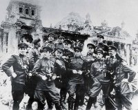 От Москвы до Бреста
Нет такого места,
Где бы ни скитались мы в пыли,
С "лейкой" и с блокнотом,
А то и с пулеметом
Сквозь огонь и стужу мы прошли... 

                          К.Симонов