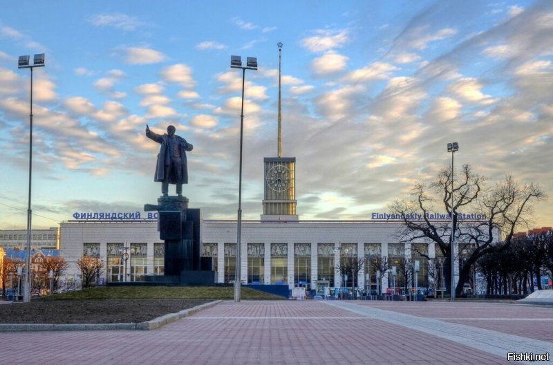 Станция метро "Площадь Ленина" Ленинградского ордена Ленина метрополитена имени Ленина, выход на площадь Ленина.