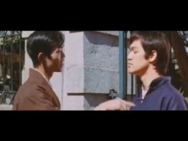 Взаимоотношения японцев с китайцами хорошо в фильме "Кулак ярости" с Брюсом Ли показаны. Кстати, действие фильма происходит задолго до нанкинской резни. (Надпись на табличке "Вход собакам и китайцам запрещен").