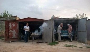 извращенцы... На природу выйти не судьба??? Нуда, жрать на багажнике япать романтика