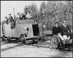 С арабами он воевал. В 1936-1939 было так называемое Великое Арабское восстание. Против английского правления в Палестине. Естественно, евреев под шумок тоже убивали. За все три года погибло около 7500 арабов, около 800 евреев и (внимание!) 256 англичан. Любые виды карательных действий, которые вы можете себе представить, британцы уже использовали против арабов в те годы. Например, на этом фото - арабские заложники, которых везли на дрезине перед британским военным поездом, чтобы предотвратить нападение.