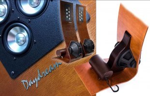 И всё таки открытые.
Конструкция НЧ-динамика выходит за рамки стандартной W-образной реализации. Два 15-дюймовых басовых драйвера установлены перпендикулярно основному корпусу, конус к конусу, работая в фазе (не двухтактный). Результатом является синергетическое усилие, которое обеспечивает значительно увеличенную акустическую энергию. Общим преимуществом является естественное звучание, чистый и мелодичный бас с четкими деталями.  Низкие частоты стали частью всего изображения и не могут быть расположены, как это часто бывает с закрытыми системами.