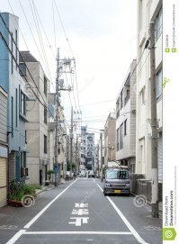 если бы в нашей стране газоны выглядели как на фото, а так обычно шмат грязи который ограничен (и то не всегда) раздолбанным бордюром.
ставить на газоны ПЛОХО и это неоспоримо, но куда хуже натыкать по грязи бордюры и потом в СМИ разгонять междуусобицу между пешеходами и автомобилистами.
Посмотрите как в префектурах Токио сделано, у нас это сложно? Где тонны грязи и говна на улице?