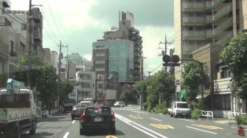 если бы в нашей стране газоны выглядели как на фото, а так обычно шмат грязи который ограничен (и то не всегда) раздолбанным бордюром.
ставить на газоны ПЛОХО и это неоспоримо, но куда хуже натыкать по грязи бордюры и потом в СМИ разгонять междуусобицу между пешеходами и автомобилистами.
Посмотрите как в префектурах Токио сделано, у нас это сложно? Где тонны грязи и говна на улице?