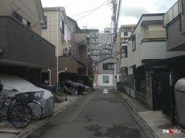 если бы в нашей стране газоны выглядели как на фото, а так обычно шмат грязи который ограничен (и то не всегда) раздолбанным бордюром.
ставить на газоны ПЛОХО и это неоспоримо, но куда хуже натыкать по грязи бордюры и потом в СМИ разгонять междуусобицу между пешеходами и автомобилистами.
Посмотрите как в префектурах Токио сделано, у нас это сложно? Где тонны грязи и говна на улице?