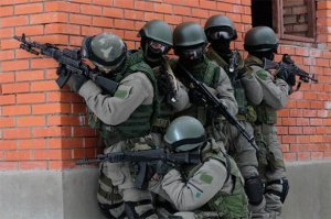 спецназ за углом стоял