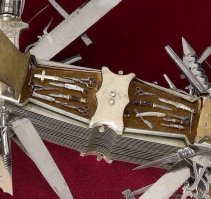 Про вес в нете инфы не нашел, за то узнал, что у рукоятке ножа были ещё более мелкие ножи и т.п. инструменты