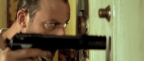 в этот момент за дверью...