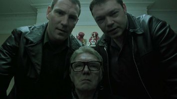 Вооруженные арбалетом мужчины пытались силой забрать у врачей анализы друга