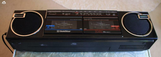 эх ностальгия) у меня такая балалайка была. еле нашёл картинку, сам агрегат, с рабочим приемником выбросил, балбес( в принципе как и первый с сидюком, о той фирме irradio даже в нете уже ничего не нашел.