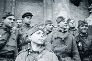 Вот так выглядели солдаты и офицеры советской армии, которые лично брали Берлин, а на второй фотографии просто офицеры-штабисты