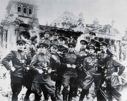 Вот так выглядели солдаты и офицеры советской армии, которые лично брали Берлин, а на второй фотографии просто офицеры-штабисты