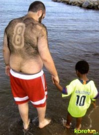 Ну что за мужская односторонняя логика?))) Будто мужики на пляжу сполошь все аполлоны белведерские. Есть жиробасы тупорылые, есть волосатые (причем далеко не только под мышками))), есть в микроскопических обтягивающих плавках. Ничего, всех как-то терпят, но откровенно заголяющихся чморят так же, как эту тетку. Нефиг светить интимным. Если рядом с вашей дочкой захочет поплавать этакий дэльфин в стрингах на одно плечо, вы тоже захотите не только выгнать, а прям в рыло ему дать.