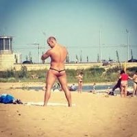 Ну что за мужская односторонняя логика?))) Будто мужики на пляжу сполошь все аполлоны белведерские. Есть жиробасы тупорылые, есть волосатые (причем далеко не только под мышками))), есть в микроскопических обтягивающих плавках. Ничего, всех как-то терпят, но откровенно заголяющихся чморят так же, как эту тетку. Нефиг светить интимным. Если рядом с вашей дочкой захочет поплавать этакий дэльфин в стрингах на одно плечо, вы тоже захотите не только выгнать, а прям в рыло ему дать.