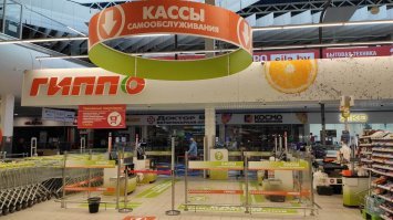 У нас в Минске уже месяца 2 нечто похожее. Но снимать алармы с бутылок и вещей всё равно приходит консультант.