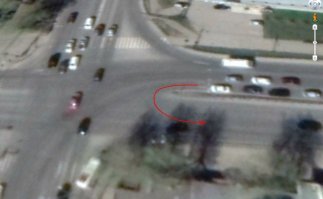 Наверно будет трудно поверить что рег поворачивал вне зоны перекрёстка и светофора ему нету, но фото сверху показывает что так оно и есть.
По правилам это обычный разворот на дороге.
Помню было видео, где девушка из юридической конторы, провоцировала разворачиваясь на красный свет перед носом патрульных, а потом доказывала и доказала, что на перекрёсток она не выезжала, а следовательно и светофор значение не имеет.
В данном видео рег доказывает что светофор уже имеет значение. То имеет, то не имеет - бедные у вас гайцы, крутят как хочешь кому не лень.