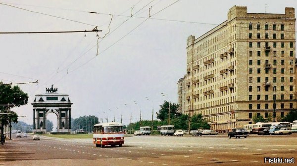 Ты забыл ещё
- пробок на дорогах не было

Кутузовский проспект 1970-эе