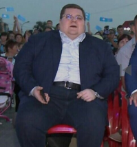 Да, есть люди которые не говорят, а только жуют.