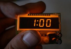 Так стекло экрана не было склеено с поляризаторами, верхний можно было повернуть и получить белое изображение "игровой графики" на черном фоне. Типа того: (к сожалению, игры уже давно нет, фото для примера)