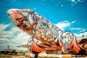 а могли и весь изрисовать..