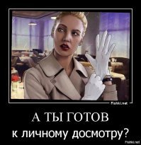 Женщина моет своего большого котика