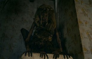 Как то фильм смотрел, Мама называется (но не тот, что про угон самолета  ) 
Смотрел один дома, ночью. В какой то момент в фильме младшая дочка, не помню как звали, неожиданно выскакивает на четвереньках из темноты... 
У меня впервые лет за последние ТРИДЦАТЬ мурашки по коже пошли  
Такого не было уже со времен старых добрых ужастиков на кассетах, типа Демонов, Восставших из ада... га ВМ-12