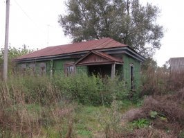 Деревня, где родилась моя Мама уже давно вымерла, нет Бабушки, нет Дедушки. Есть только память. Вот так изба выглядела через почти два года после того, как в деревне никого не осталось. На обшивку не обращайте внимания, самому дому много более 50-ти лет. Что там сейчас- даже боюсь представить. Больно.