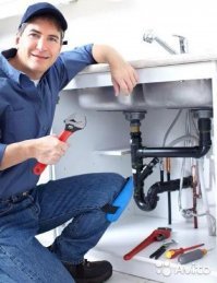 Вот такого увидите, гоните его сразу... Отверткой диэлектрической что он чинить под раковиной будет? А второй - коброй поцарапает нахрен все. Туда - же, за дверь. Третий - кусачки диэлектрические приготовил. АААА!- там напряжение в канализации!!! Убил бы нахрен и постановщиков и дебилов, которые снимаются в такой фигне.