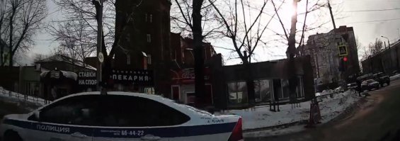 На регулируемом перекрёстке нету главных - что это с тобой?
И причём тут проезд светофора - светофор не определяет зону перекрёстка. Но было бы удобно определять зону перекрёстка светофорами... с одной стороны. Потому что с другой стороны он до светофора не доехал.