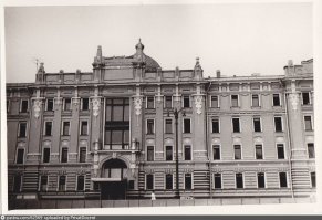 Вот в этом здании размещалось Министерство нефтяной и газовой промышленности, когда страна еще ничего не знала об "эффективных менеджерах" и прочих плешивых спасителях России! 

Размещенный в этом четырехэтажном здании штат сотрудников прекрасно справлялся со своими задачами, когда еще не было компьютеров и прочих цифровых технологий, позволяющих сегодня автоматизировать и упростить массу процессов! Сегодня только у газпромов, роснефти и прочих пенсионных фондовых прокладок десятки и сотни дворцов и небоскребов по всей стране, сотни тысяч дармоедов в штате, а эффективность всего этого НИЧТОЖНАЯ!