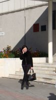 Это необъяснимо. Равно, как и то, почему многие девушки так любят стоять, скрестив ноги. По-моему это совершенно неудобно.