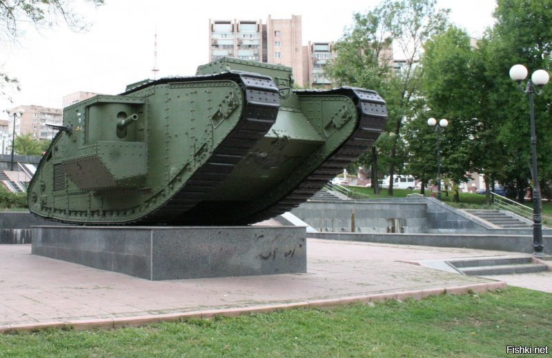 Так эти танки у нас в городе стоят(Луганск).Чего-то не забирают