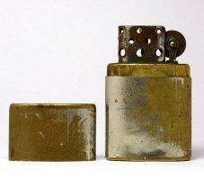 И знаменитая Зиппо, не что иное, как австрийская зажигалка. Немного доработанная.