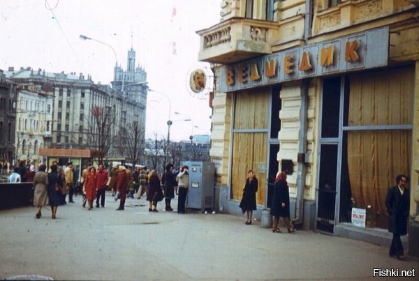 Кстати, кастрюлеголовые, ноющие, что украинский язык в советское время тотально "уничтожали": на каком языке название магазина в Харькове?