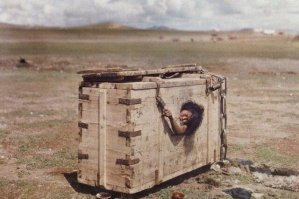 Монгольская женщина, приговоренная к смерти посредством морения голодом. 
Урга, Монголия, 1913г.