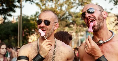 Социум это тебе не среди зверей жить. Разговаривать от родителей учатся.