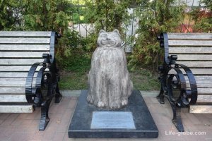Всё заграница... А у нас в России есть город котов. И чего то тут он даже не упомянут. Но вот теперь знайте, что Зеленоградск-город котов. Есть "Мурариум"- музей кошек. И есть даже свой котошеф!