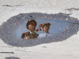 автор, ну епумаму, ну нельзя быть таким тупым. Ты зачем сфоткал отражение подвешенных вниз головой ветерана с внуком?