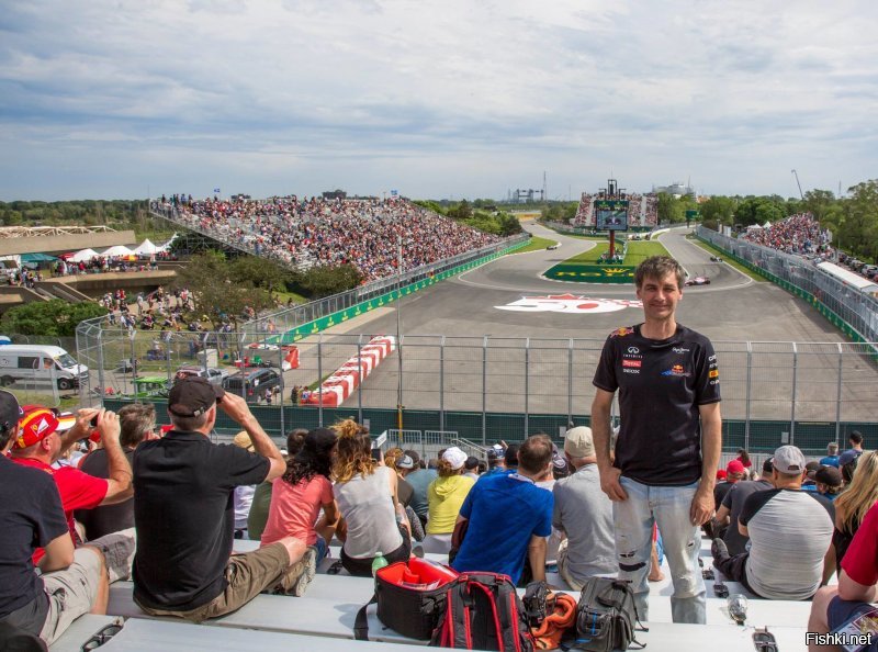 Живу в Торонто. Раз пять приезжал в Монреаль на F1. Небо и метро. В Монреале  движуха, красивый народ, все доброжелательные, ни разу не столкнулся с негативом. Хоть и общался на английском. Кругом Бонжур, Сава бьен!!! В Торонто на Индикаре- колхоз колхозом!!! Сяляне в грязных майках Мэпл Лифс. Менты доё...ся тут фотографируй, тут не фотографируй. Короче говоря Монреалю привет. Надеюсь увидемся в этом году!