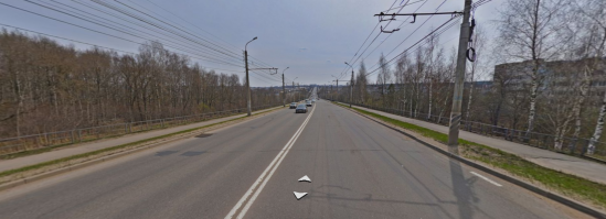 Там когда-то на спуске была камера, потому скорость сбрасывали. Камеру убрали - и полетели... А еще там в девичество была разметка с двойной сплошной. Но разметку эту, по образному выражению калужской городской головы, асфальт впитал.