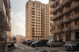 Балконы, панимашь, разноцветные! А то, что дом сверху шире, чем внизу - это нормально?