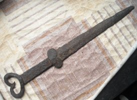 Больше на акинак похож