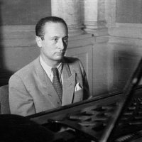 Владислав Шпильман и сыгравший его в "Пианисте" Романа Полански Эдриан Броуди. Но есть мысли, что и Энди Гарсиа смотрелся бы не менее гармонично.